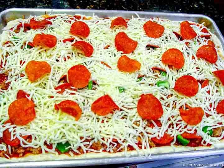make pizza with topping of your choice