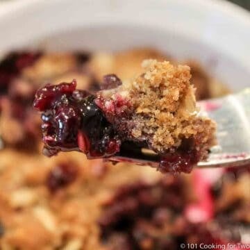 berry crisp on a fork