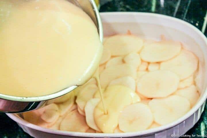 adding sauce to potatoes