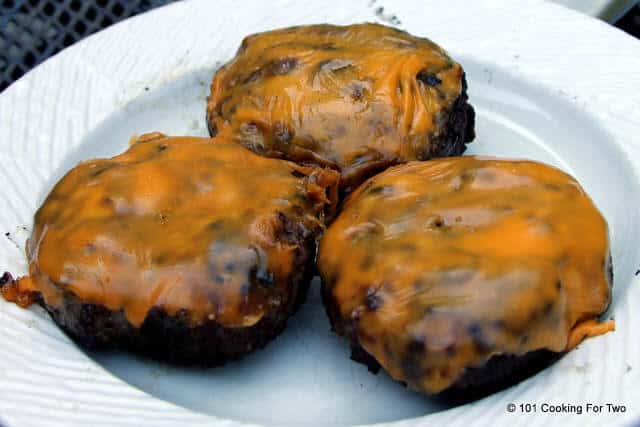 How to Grill an Excellent Hamburger - A Tutorial from 101 Cooking For Two How to Grill a Hamburger - A Tutorial from 101 Cooking For Two