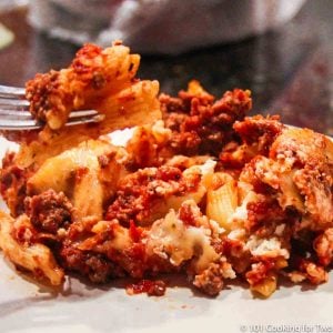 Ziti al forno su un piatto bianco