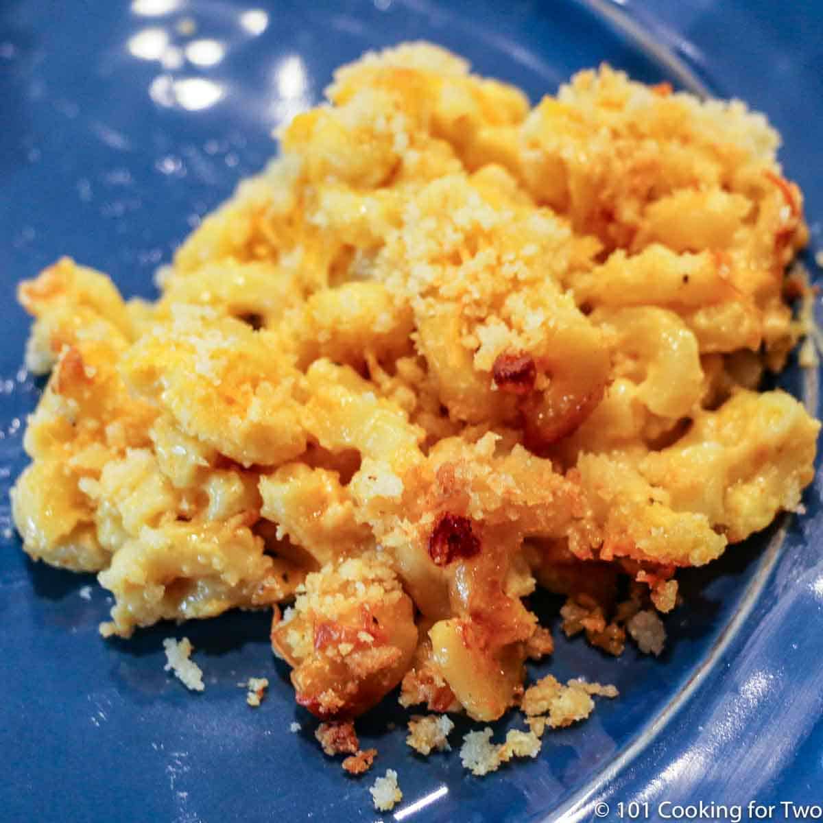 mac and cheese on blue plate