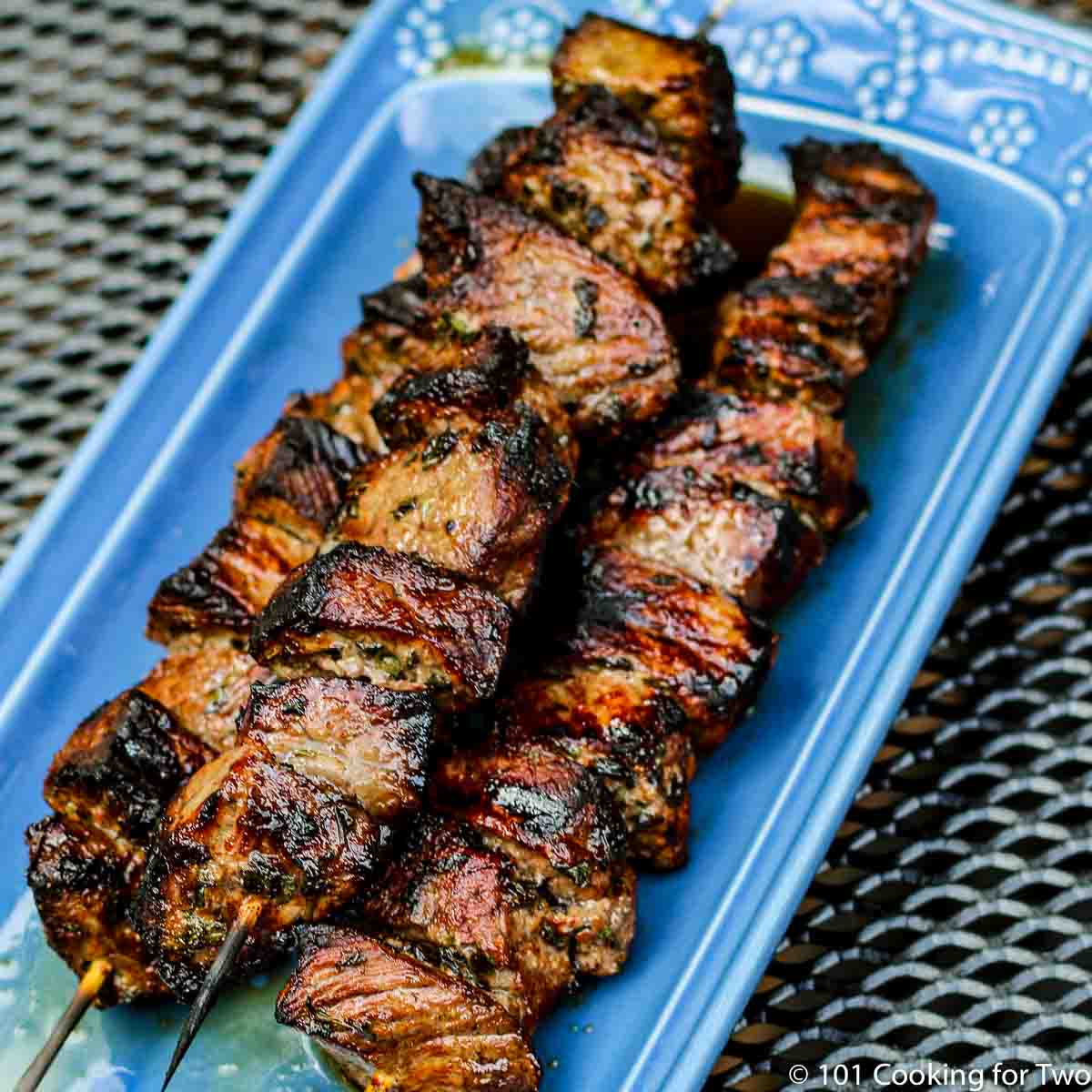 Picture of finished beef kabobs on blue plate