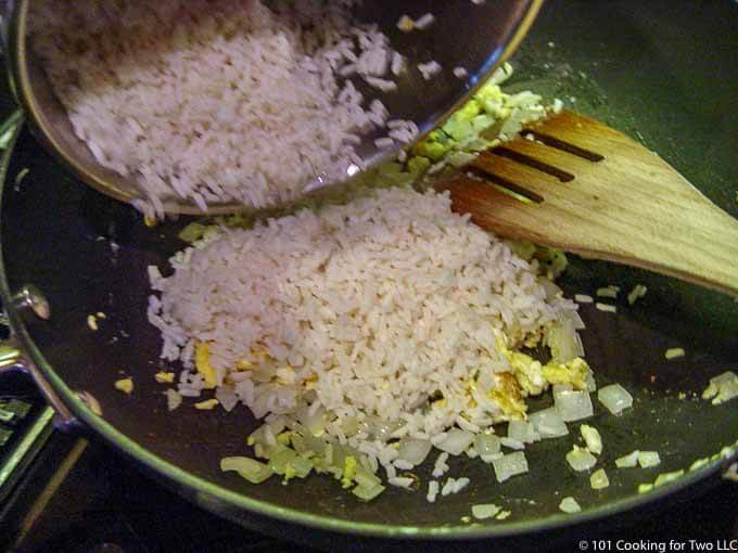image of adding rice to cooked egg