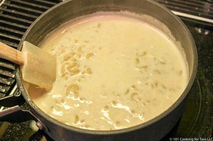 mixing the macaroni the black pan