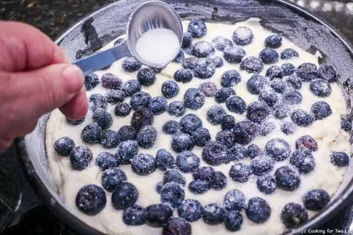 sprinkle with sugar on the cake with blueberries