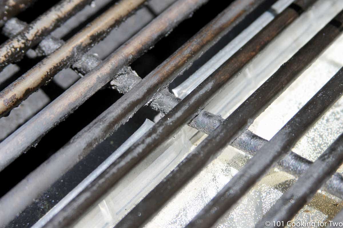 notch in pan under grill grate
