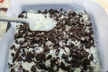 covering the top of the fudge with oreos