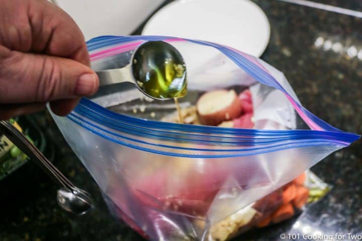 adding oil to bag with tenderloin