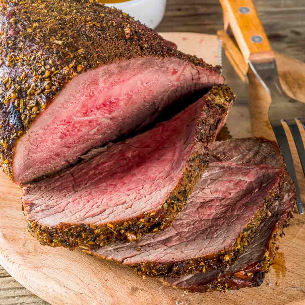 sliced beef tenderloin on wooden board ©ricka_kinamoto - stock.adobe.com©ricka_kinamoto - stock.adobe.com