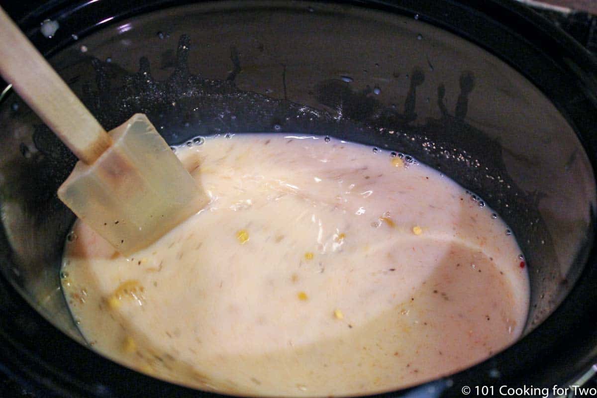 mixing macarroni and sauce in crock pot