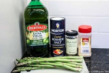 asparagus with oil and seasoning
