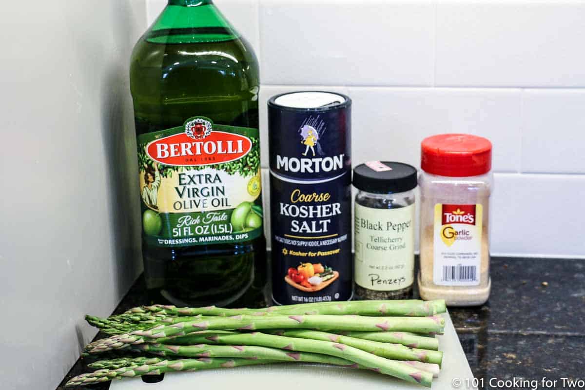 asparagus with oil and seasoning.