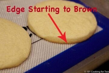 graphic pointing to browning edge of cookie on cooking mat