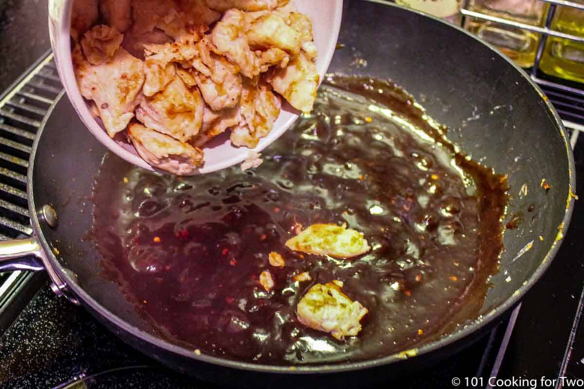 adding cooked chicken into the sauce.