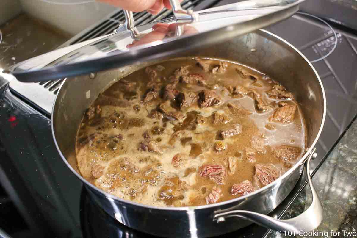 covering pan with beef with lid
