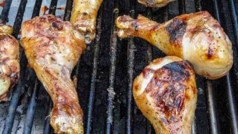 grilled chicken drumsticks on a grill