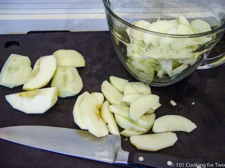 slicing apples after pealing