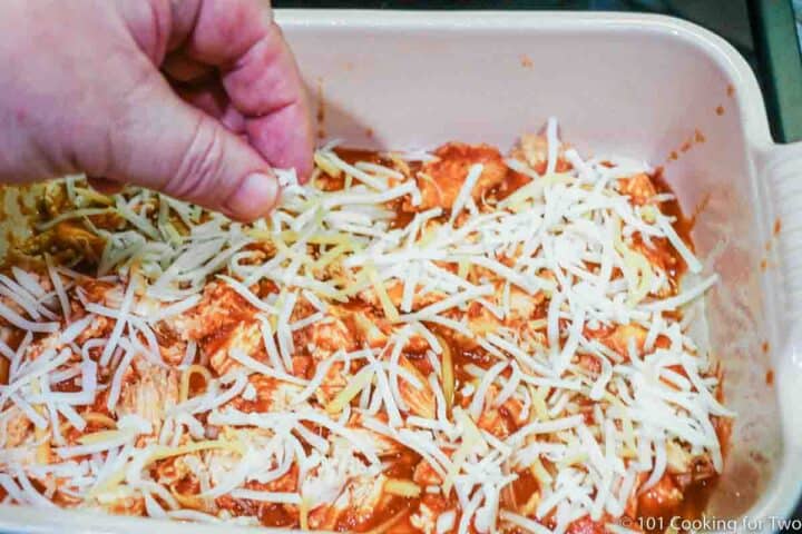 adding shredded cheese on the layer
