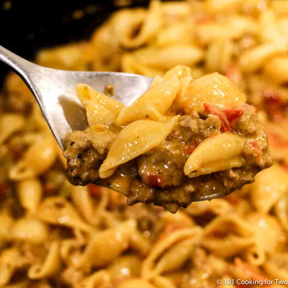 chili mac on a spoon