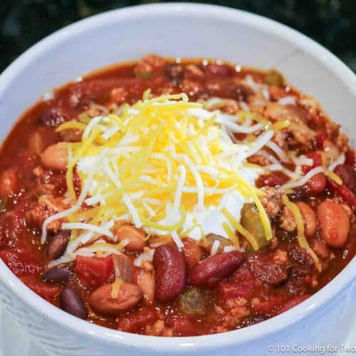 https://www.101cookingfortwo.com/wp-content/uploads/2023/10/turkey-chili-with-sour-cream-in-a-bowl-500x500.jpg