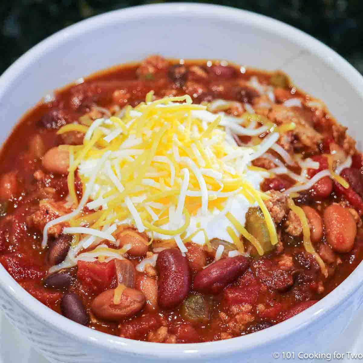 https://www.101cookingfortwo.com/wp-content/uploads/2023/10/turkey-chili-with-sour-cream-in-a-bowl.jpg