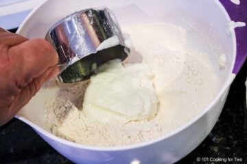 Mix the yogurt into the flour mixture.
