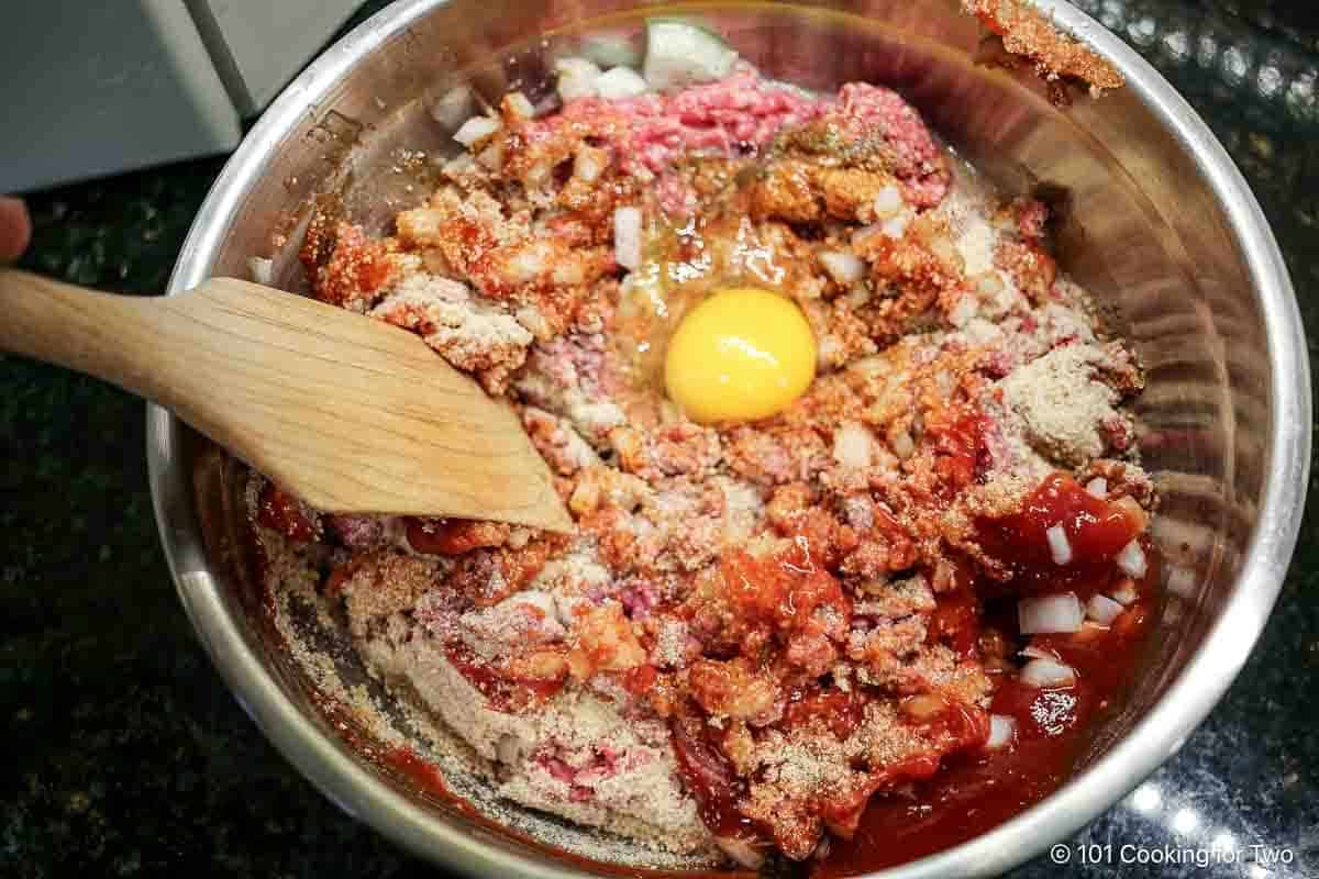 Mix the egg with the raw meatloaf.