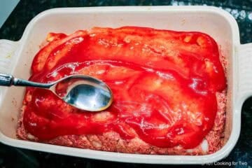 Spread ketchup over the raw meatloaf.