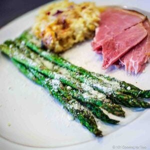Grilled asparagus with Parmesan with ham.