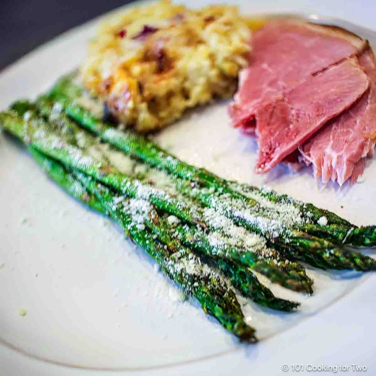 Grilled asparagus with Parmesan with ham.