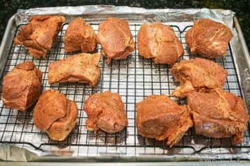 Spread the seasoned pork on the prepared tray.